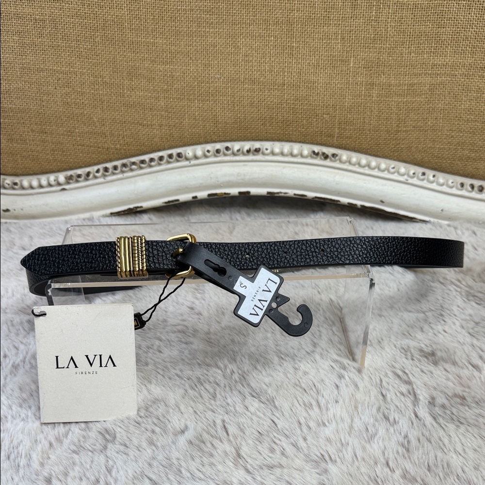 La Via Firenze | pebbled black leather belt with gold-tone buckle hardware.